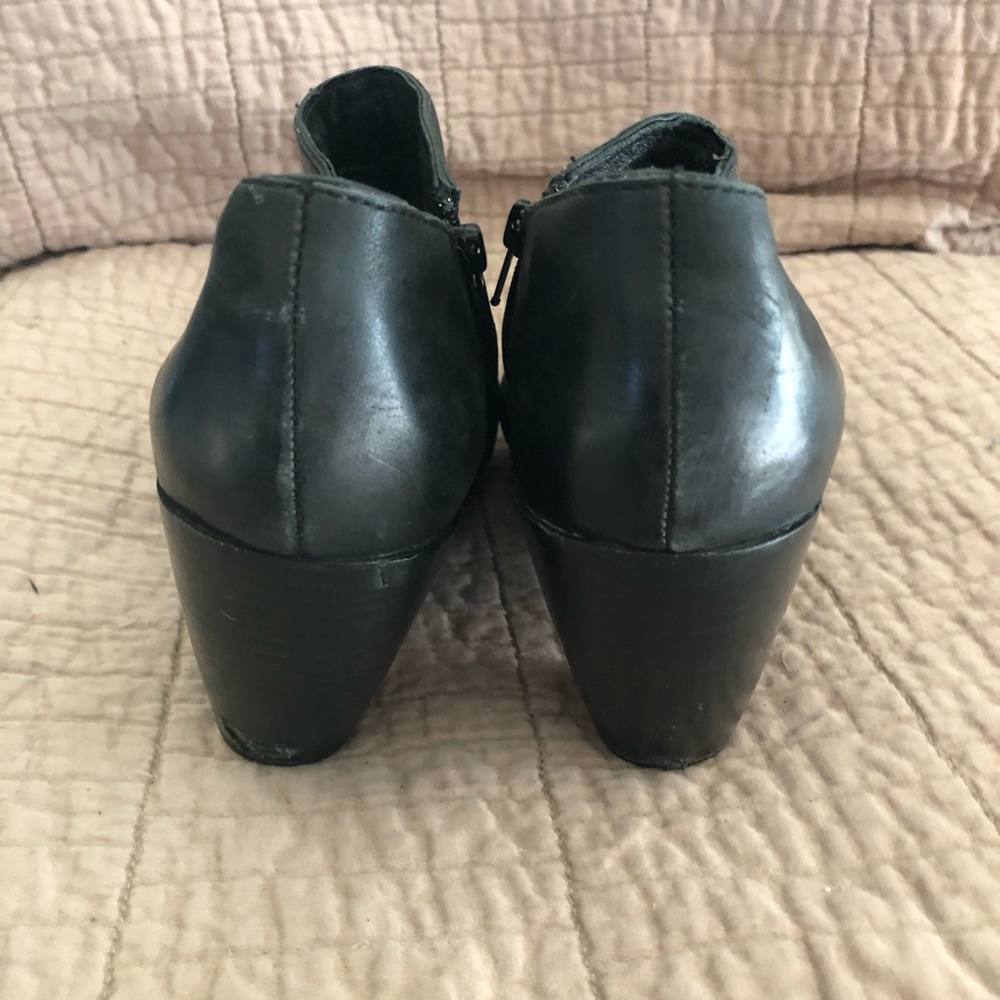 Clarks black leather heeled booties size 8.5 M - Picture 5 of 5